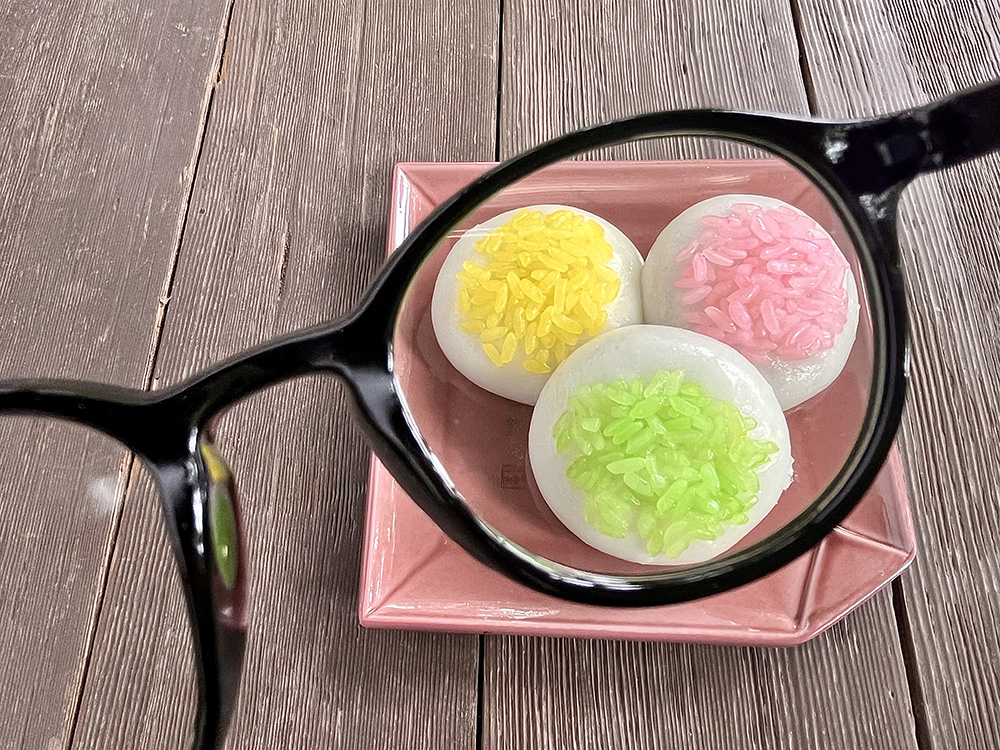 めがね越しに撮影した三色の和菓子