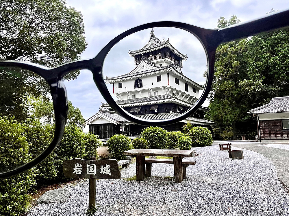めがね越しに撮影した岩国城