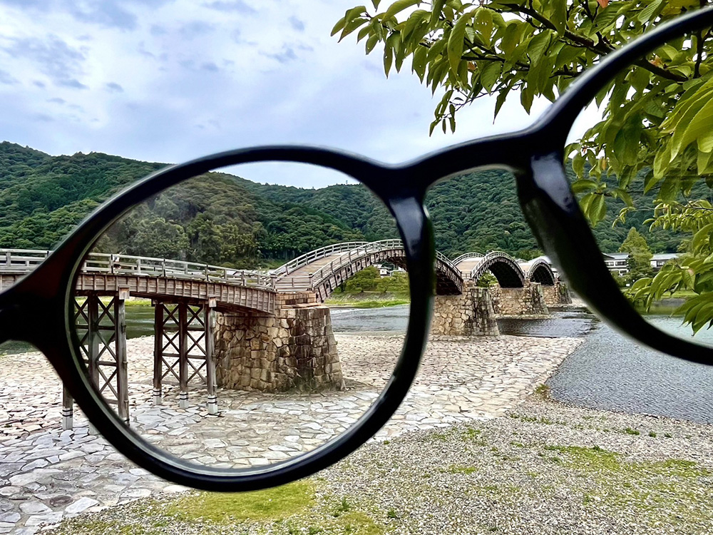 めがね越しに撮影した錦帯橋